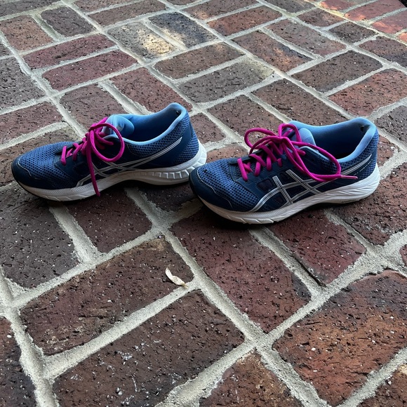 ASICS shoes - Picture 2 of 3